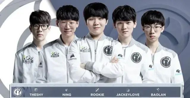 展示了他在 展示了他在